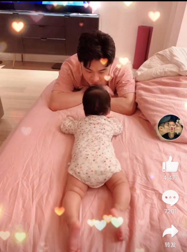 陈赫官宣二胎得女后首晒二胎宝贝蹬小脚丫与爸爸对趴萌态十足