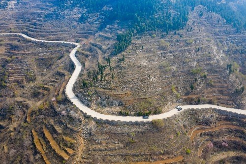 航拍济南潘家场村的盘山公路,宛如一条长长的丝带缠绕山间