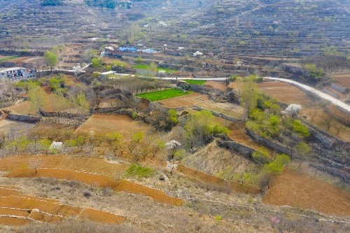 航拍济南潘家场村的盘山公路宛如一条长长的丝带缠绕山间