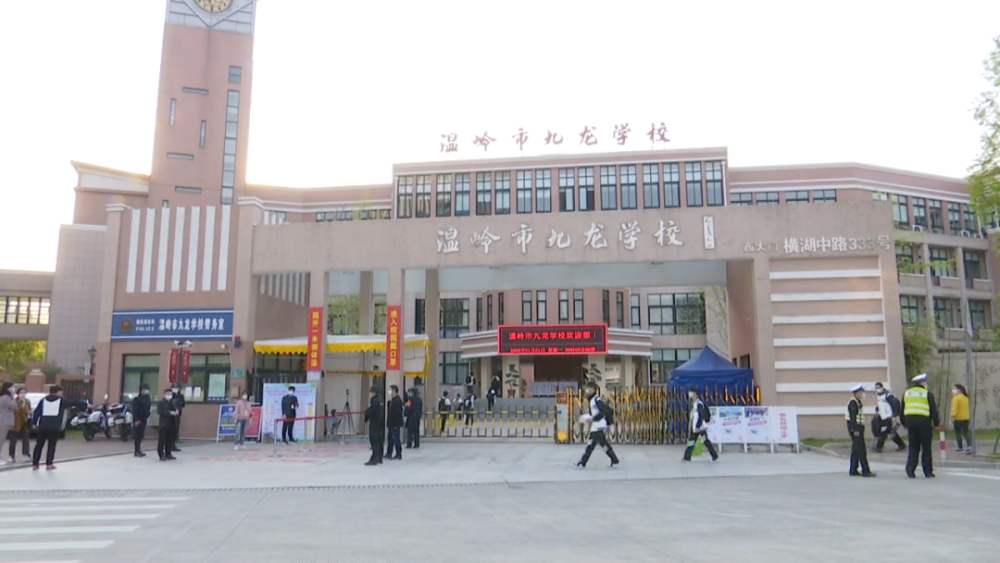 为了让学生们能安全有序的入校,各个学校采取了一系列强有力的防护