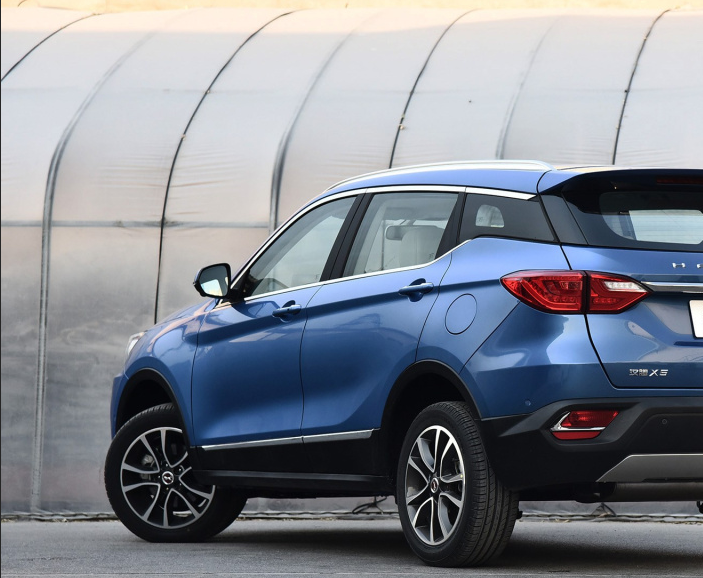 整个内饰部分的设计风格神似宝马x3,也有人称汉腾x5配备有宝马的豪华