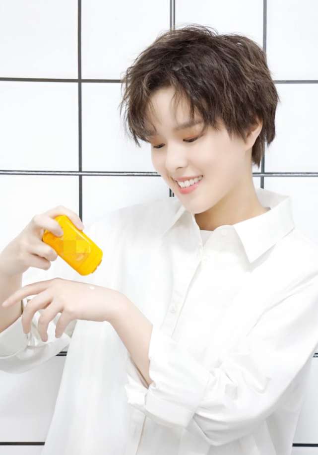 sunnee留长发打耳洞做甲片,中性风不在,长发模样女人味十足