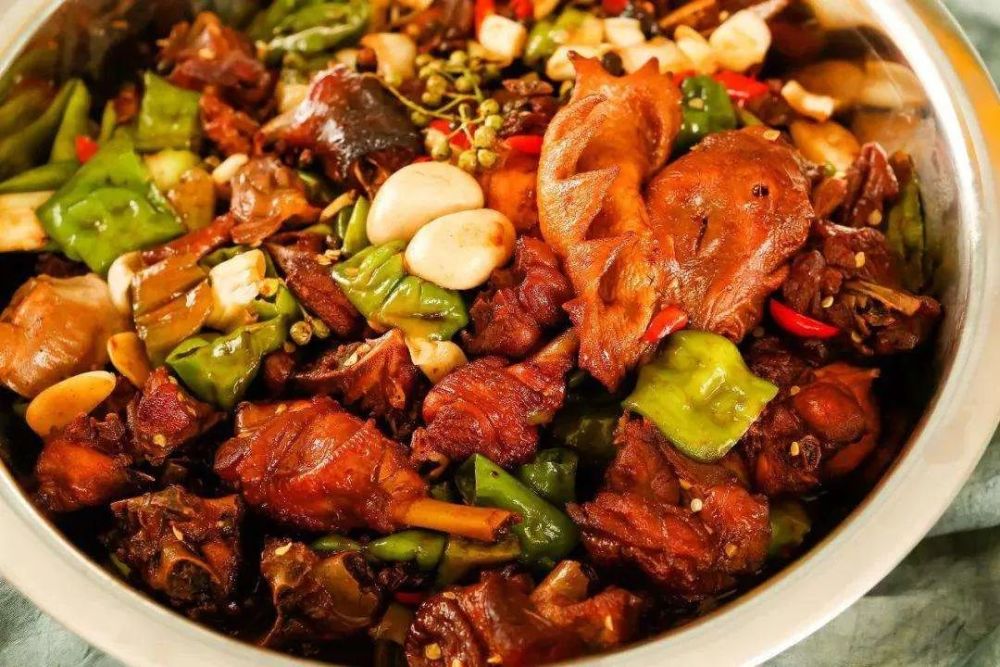 回锅鸡,地锅鸡,光棍鸡,火锅鸡,缸锅鸡 ,做出来的味道也各具特色.