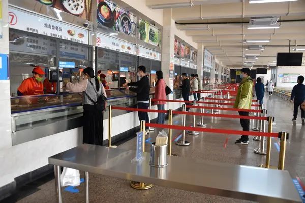 桂林理工大学在食堂设置排队间隔一米安全距离标识.