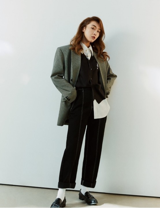 宣璐身上穿的这一套衣服相对来说要更加硬朗一些,带有垫肩的西装外套