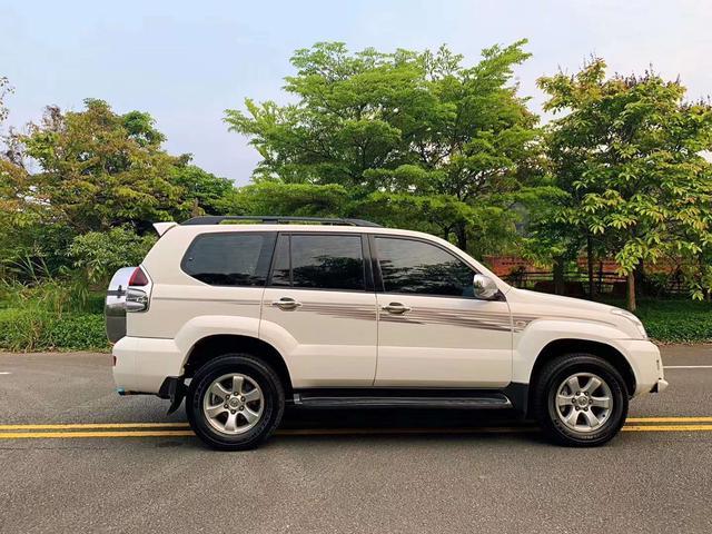 09款丰田霸道4000驾驶起来像轿车一样舒适,又能提供真正的越野能力,更