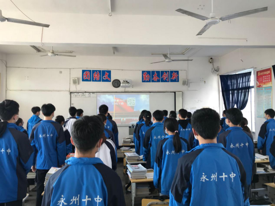 东安一中,学生们认真学习新冠肺炎疫情防控知识.