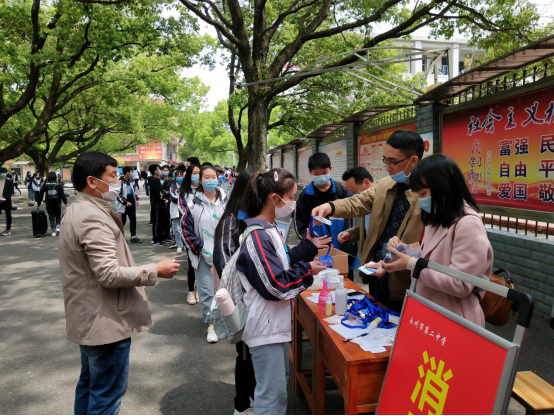 冷水灘區牛角壩中學學生中午有序就餐.