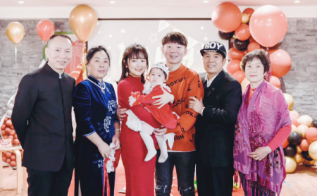 33岁卢鑫晒一家三口合照一岁女儿呆萌可爱初为人父超开心