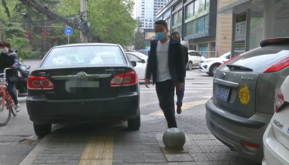 高扬说,操作过程很简单. 首先进入"西安交警微信服务号"