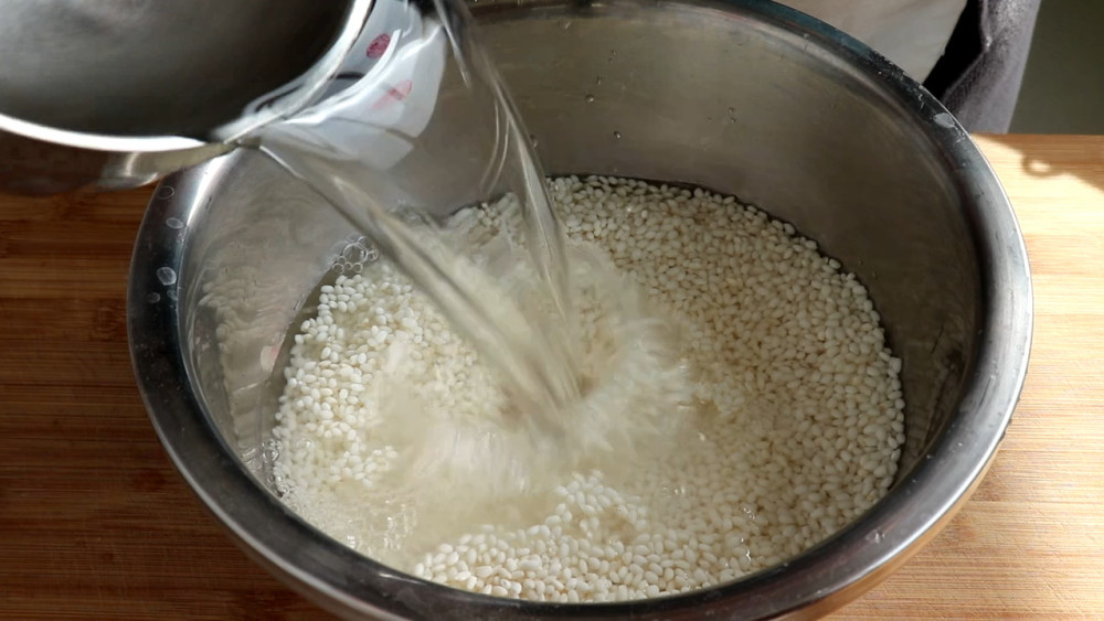 把糯米浸泡到可以用手轻轻碾碎的程度就可以了.