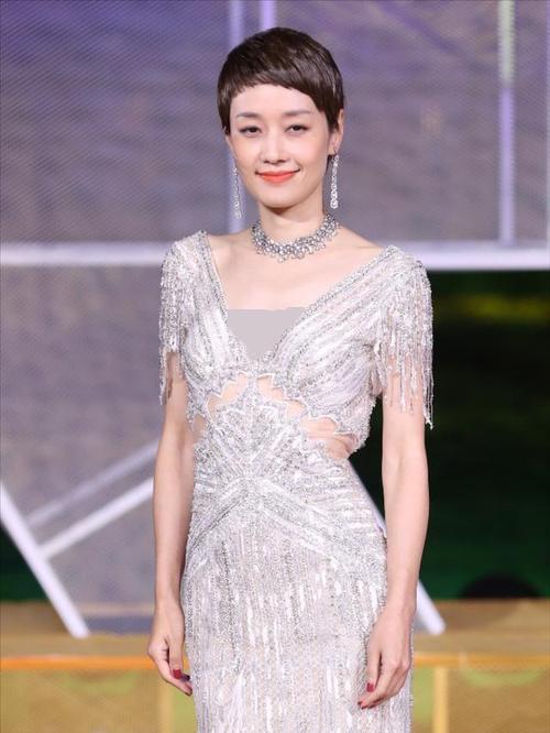 43岁马伊琍近照曝光 长发出镜颜似少女 与文章状态天差地别 腾讯新闻