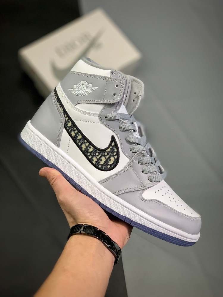 迪奥联名air jordan 1也许就是目前2020年最火的aj了吧!