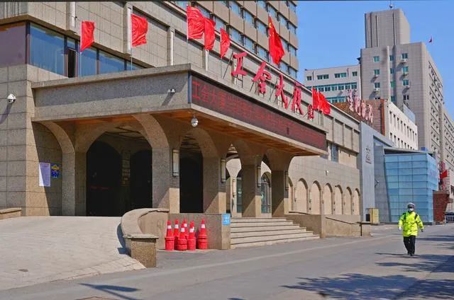 4月1日,第六批辽宁省援鄂抗击新冠肺炎疫情医疗队员485名返辽,包机