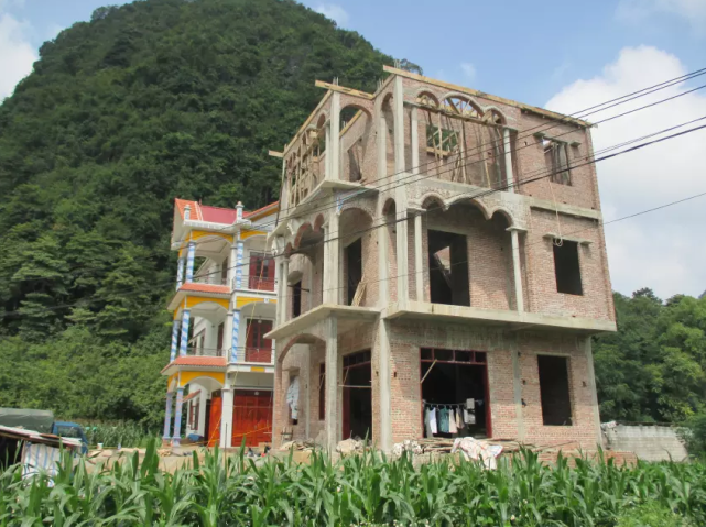 老兵重返越南,寻访昔日战场:泥巴房没变,村寨多陵墓