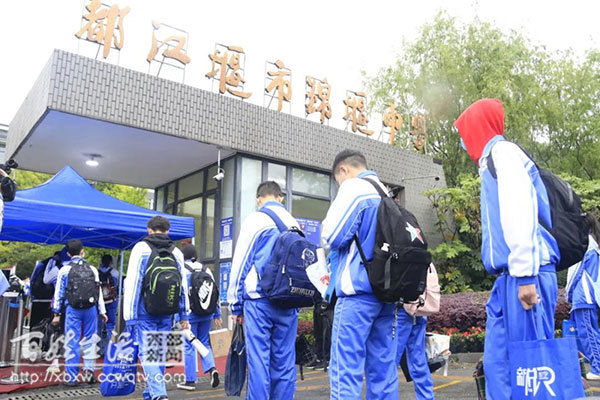 开学第一课4月13日上午9时,在都江堰市锦堰中学初二年级6个班的教室里
