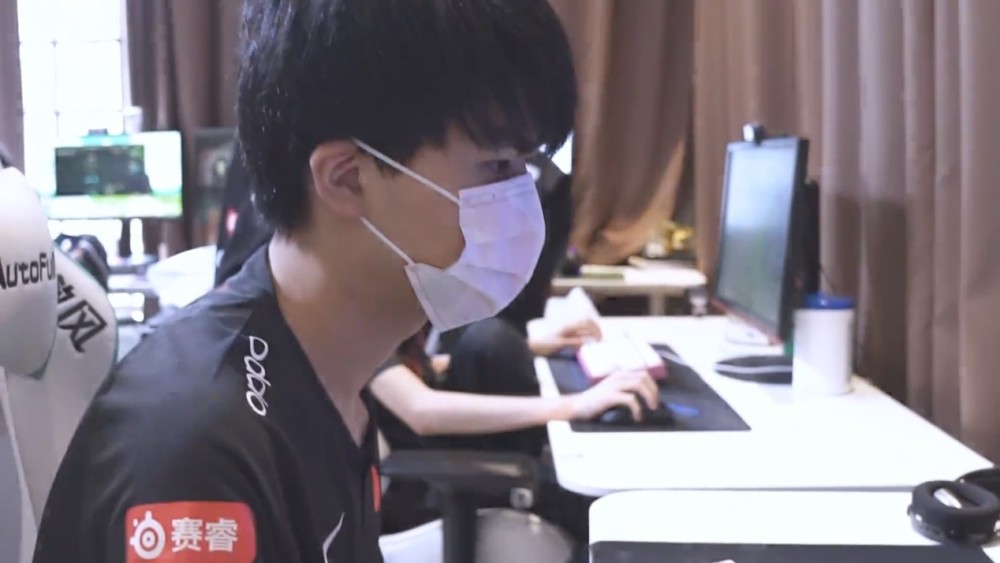 LPL：FPX成员输掉比赛后吵架，Doinb怒喷下路打太差，LWX背锅