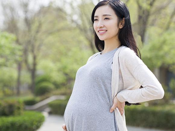 9个月的孕妇还有腹肌?网友:这么做考虑过胎儿的健康吗,太自私