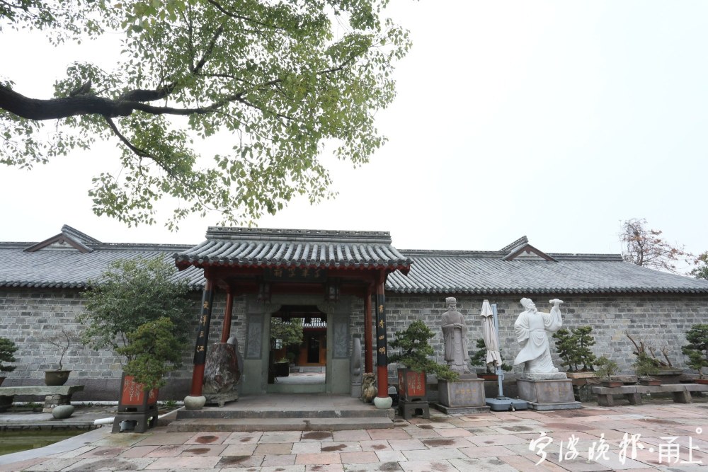 桃源书院门口的王安石像(右).通讯员 黄瑞鹏 摄《临鄞女墓》石碑.