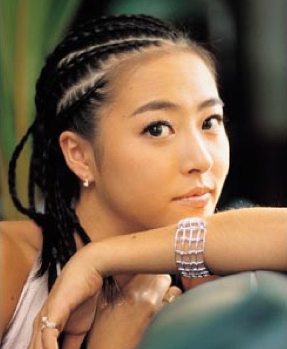 她是最早登陆央视的韩国女歌手之一,如今是业内认可的一流设计师