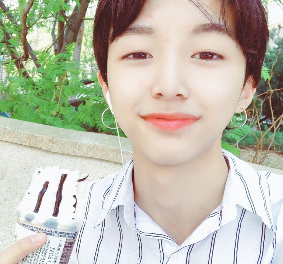 一个男孩子,但他却想变成女孩,还把自己从头到脚都收拾成女孩子的样子