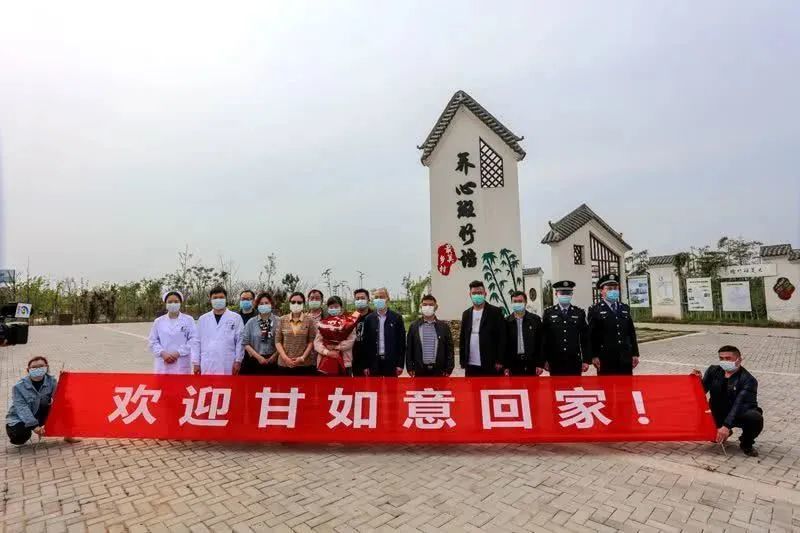 警车开道离家68天抗疫检验人荣归故里