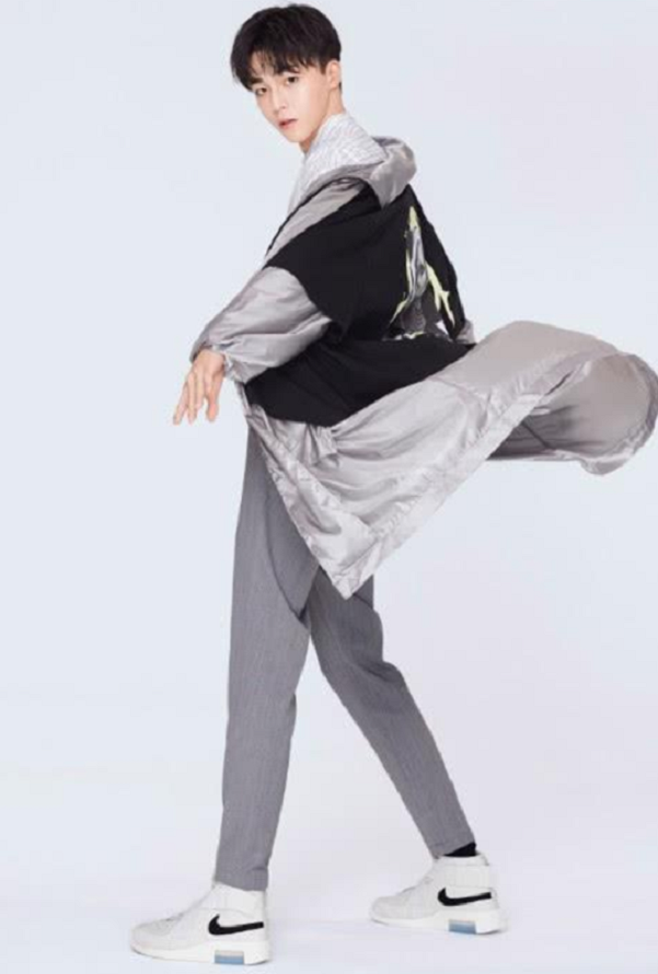 陈立农脚上的这双aj,全网最帅酷,网友之言:白敬亭都买不来!