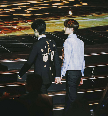 有种巧合叫明星错位图,王一博肖战手拉手,看到王俊凯:先截图为敬