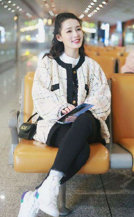 虽然说很多女人都有着坐下跷二郎腿的习惯,但是李沁这个坐姿真的是太