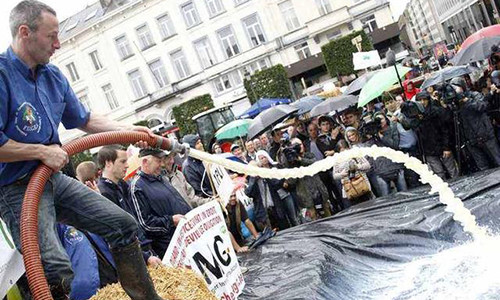 疫情下,美国奶农再次倾倒牛奶,亚马逊一年也烧毁约300万件商品