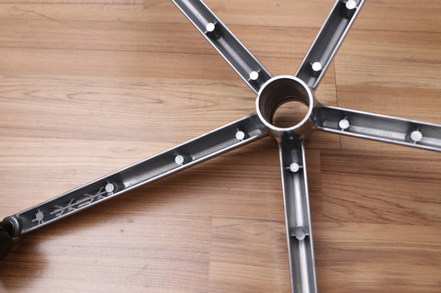 随后是安装防爆的气压杆