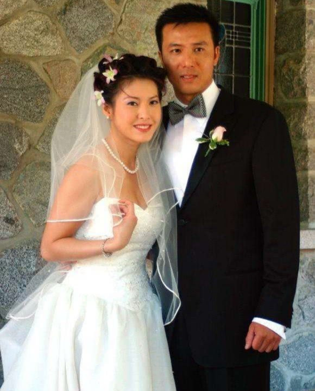 李婉华与爱女罕同框,17岁女儿长相清纯,直播教化妆想当网红?