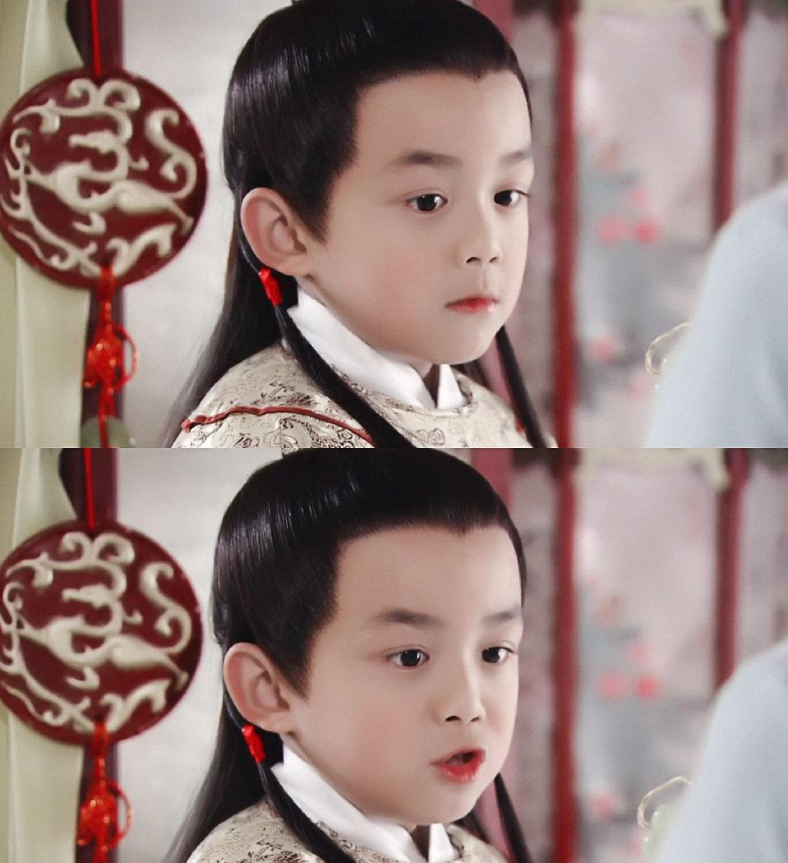 近日有网友发现了一组照片,就是吴磊童年时候在拍摄电视剧期间的状态