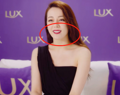 尖下巴消失变方脸,眼角细纹老态初现