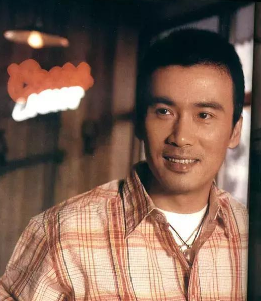 柳云龙出演个人第一部作品就是《青春无悔》这部电影在这部在片中饰演