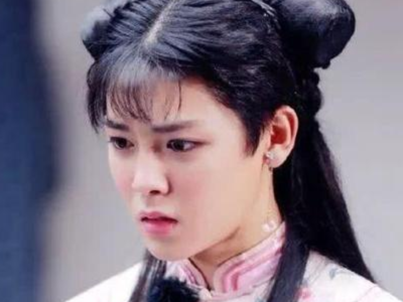 男星穿女装有多美?侯明昊清纯,肖战唯美,他却比女朋友都养眼!