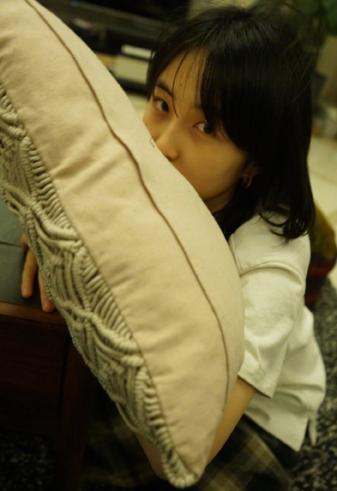 高三学子张子枫出镜,穿t恤配格纹长裤,低头一笑治愈性十足