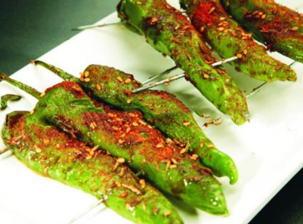 baby上节目吃烤辣椒表情浮夸,可网友却只关注她下巴:要掉下来了