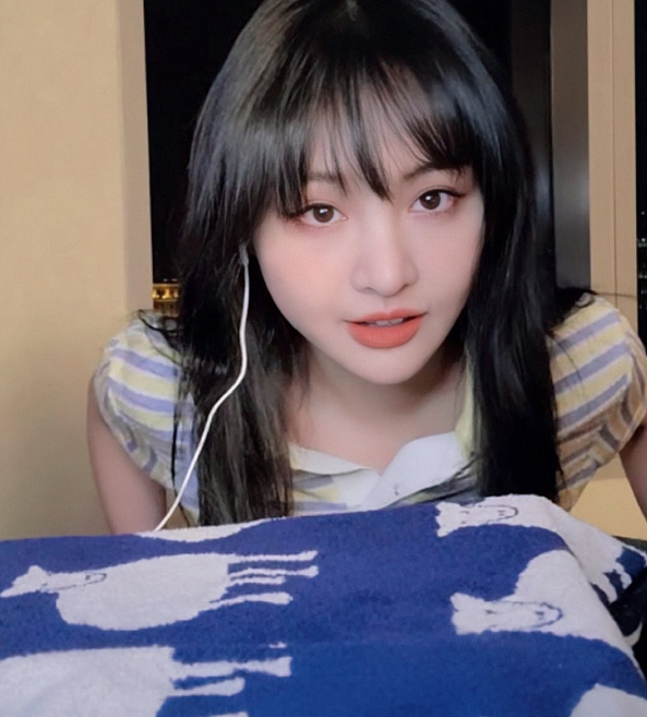 目前还有一档郑爽常驻的真人秀正在录制中,近日郑爽又上线了直播卖货