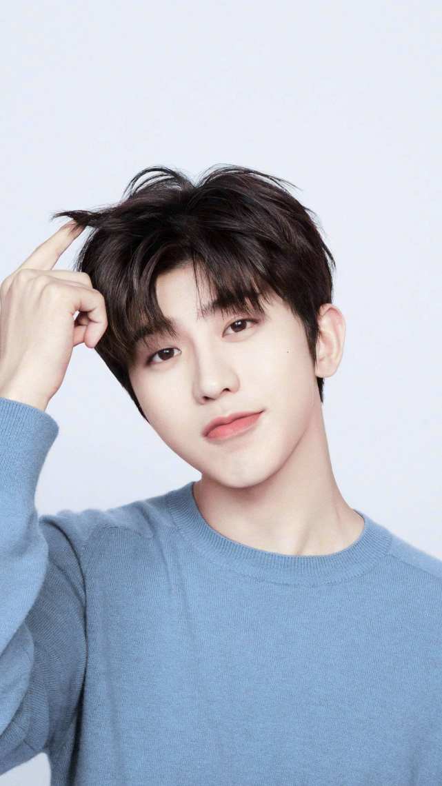 蔡徐坤焉栩嘉童年班级合照曝光蔡徐坤个子高站后排一脸呆萌