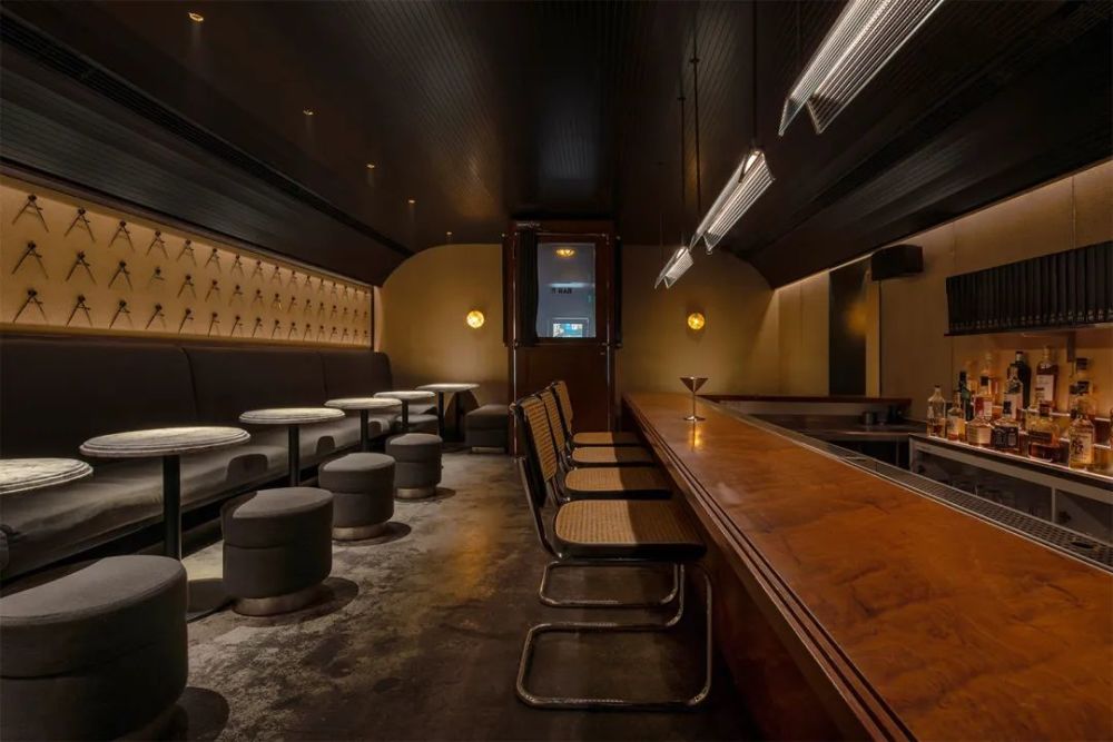 美国宪法第18号修正案通过了极其严苛的禁酒令,这使得「地下酒吧