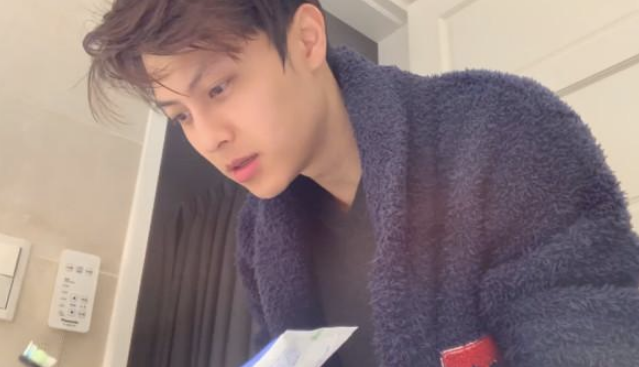 邓丽欣为小6岁王子庆生,晒甜蜜偎依剪影,与方力申再同框让人唏嘘