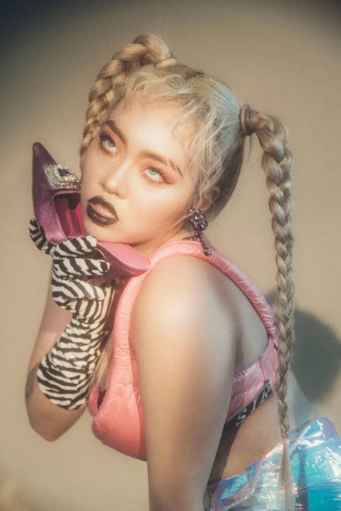 这个彩色女孩号称是现在最火的日本新生代女rapper