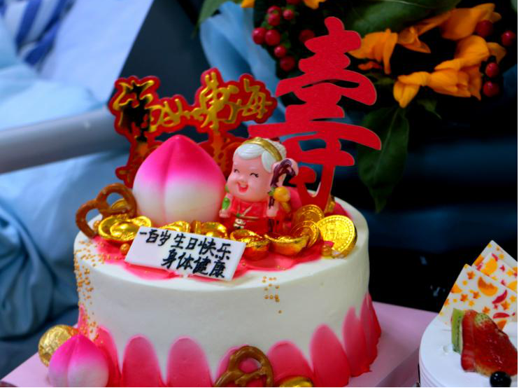 一大早morning为郑婆婆庆贺百岁生日一起拍手唱起《生日歌》家人