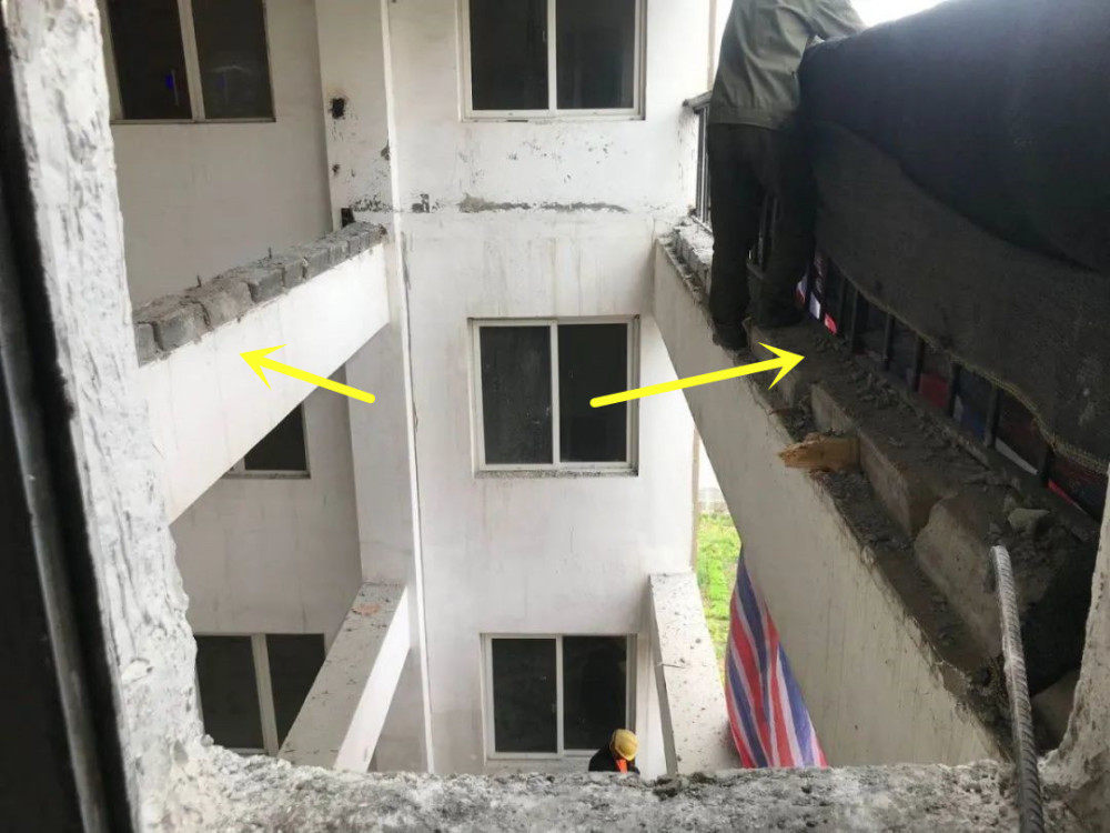 采光井到底算谁家的?楼下邻居私建个楼梯当露台用,太影响别人了