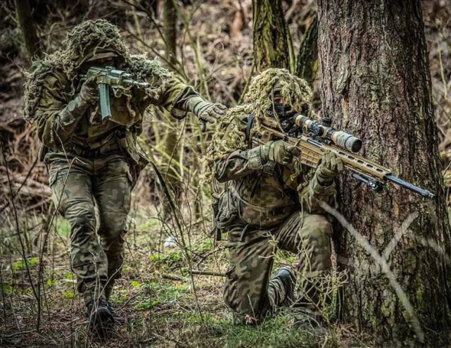 波兰狙击小组演习,狙击手用上芬兰高级货,观察手的武器还停留在20年前