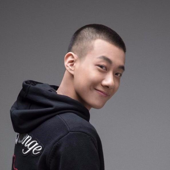 相比外表,高至霆的笑特别有感染力,两个梨涡和大门牙让人感觉是很暖的