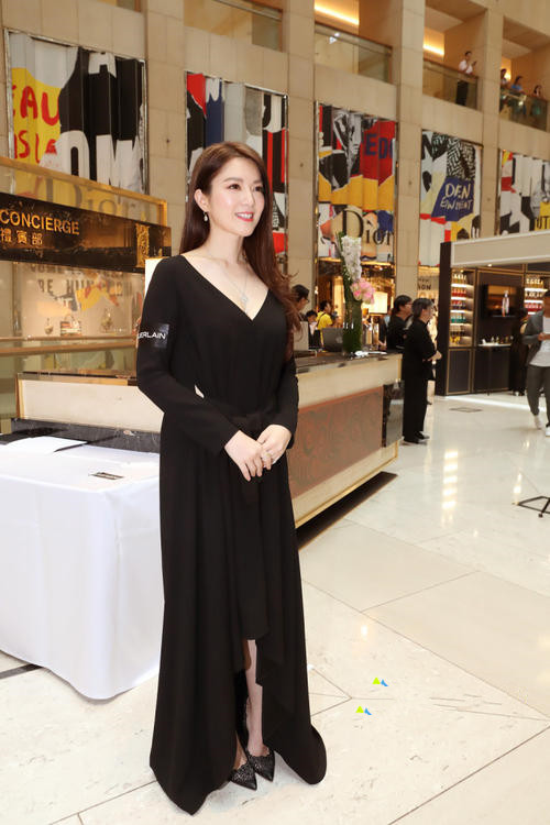 而且气质也是非常好的,在某次出席活动的时候,苟芸慧就选择了一件很有