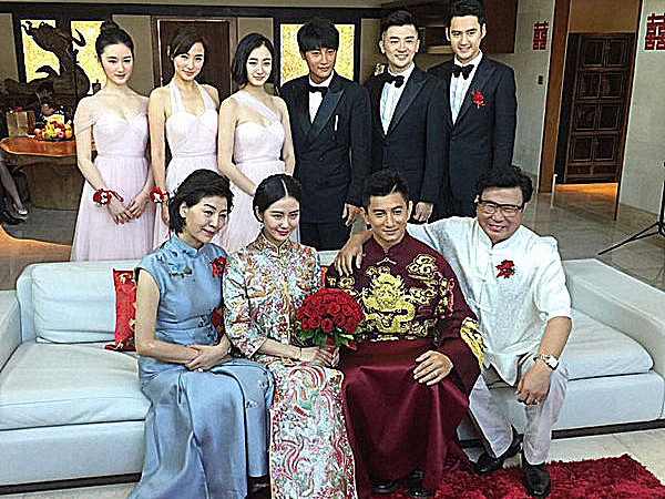 明星婚礼上与父母的合影,沙溢胡可最朴素,最后一位像在拍大片