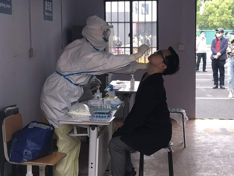 一小时可完成30人一组的核酸检测咽拭子采样过程不到三分钟